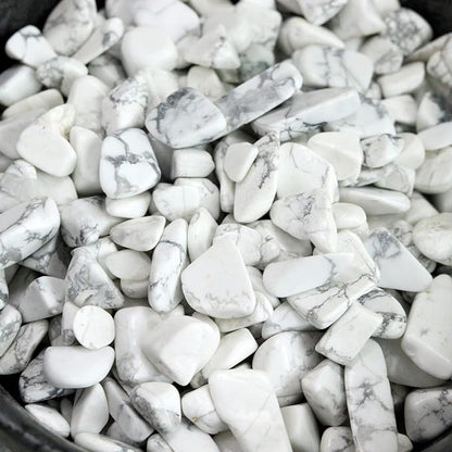 Howlite Aquarium Gravel Rocks Natural Tumbled Healing Crystal Chips Bulk Gemstones Crushed Stones for Fountain Vase Filler Planters Decorative Fish Tank Potted Reiki Energy Balancing 0.45lb